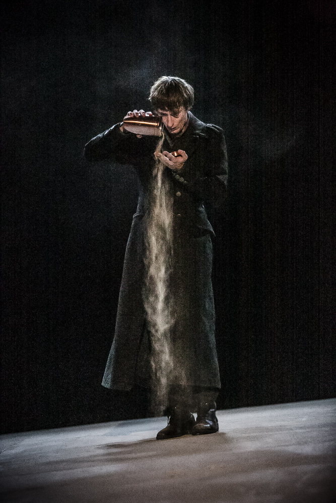 Hamlet, Prinz von Dänemark - Katrin Plötner - Theater Regensburg - Bild